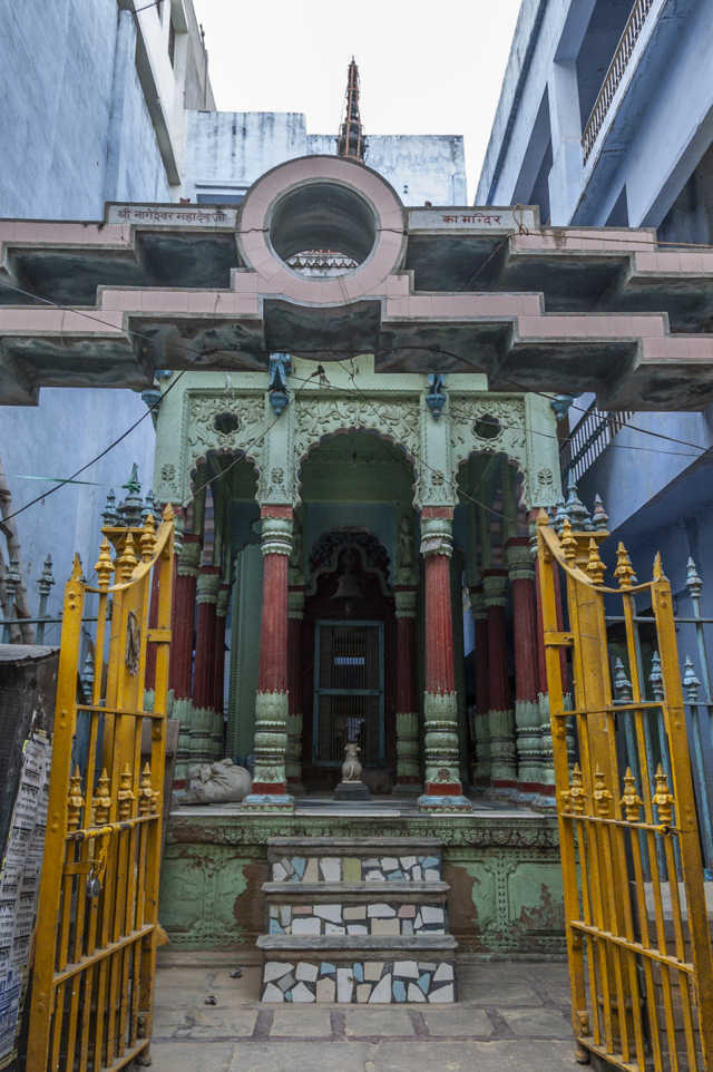 48 - India - Varanasi - templo